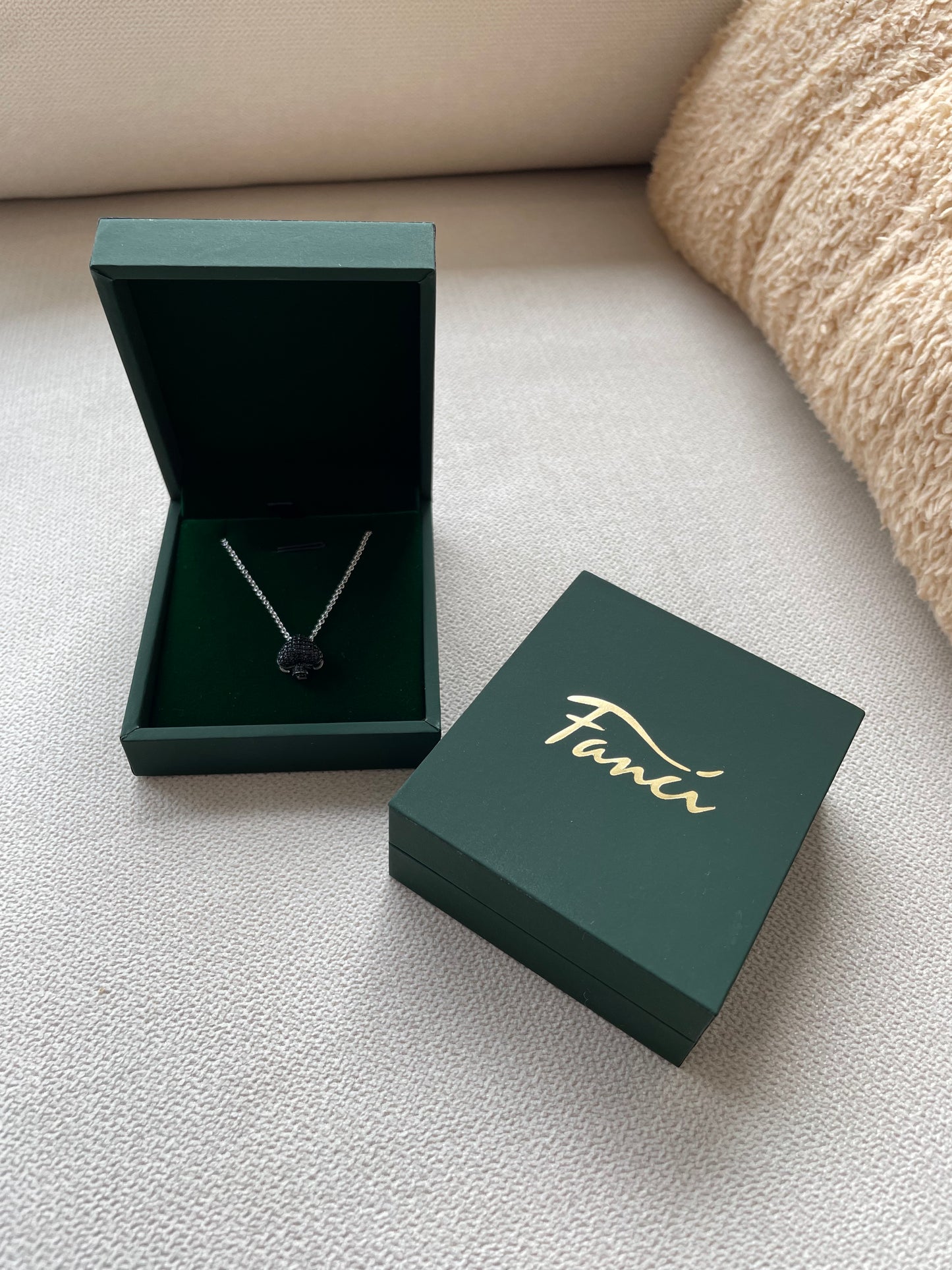 FANCI Sterling Silver Chic Spade Necklace In White Gold Plated
